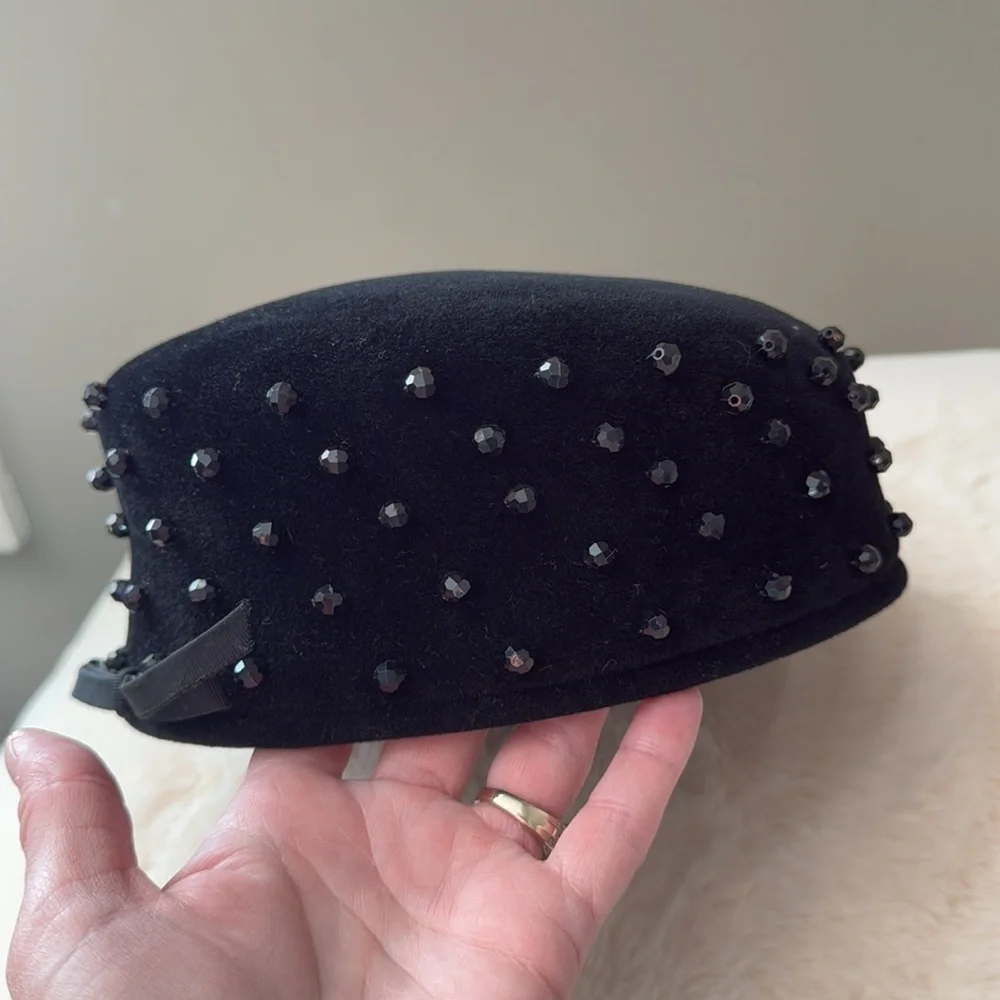 Vintage mid century elegant chic black velvety beaded pill box hat Junior B - Picture 4 of 11